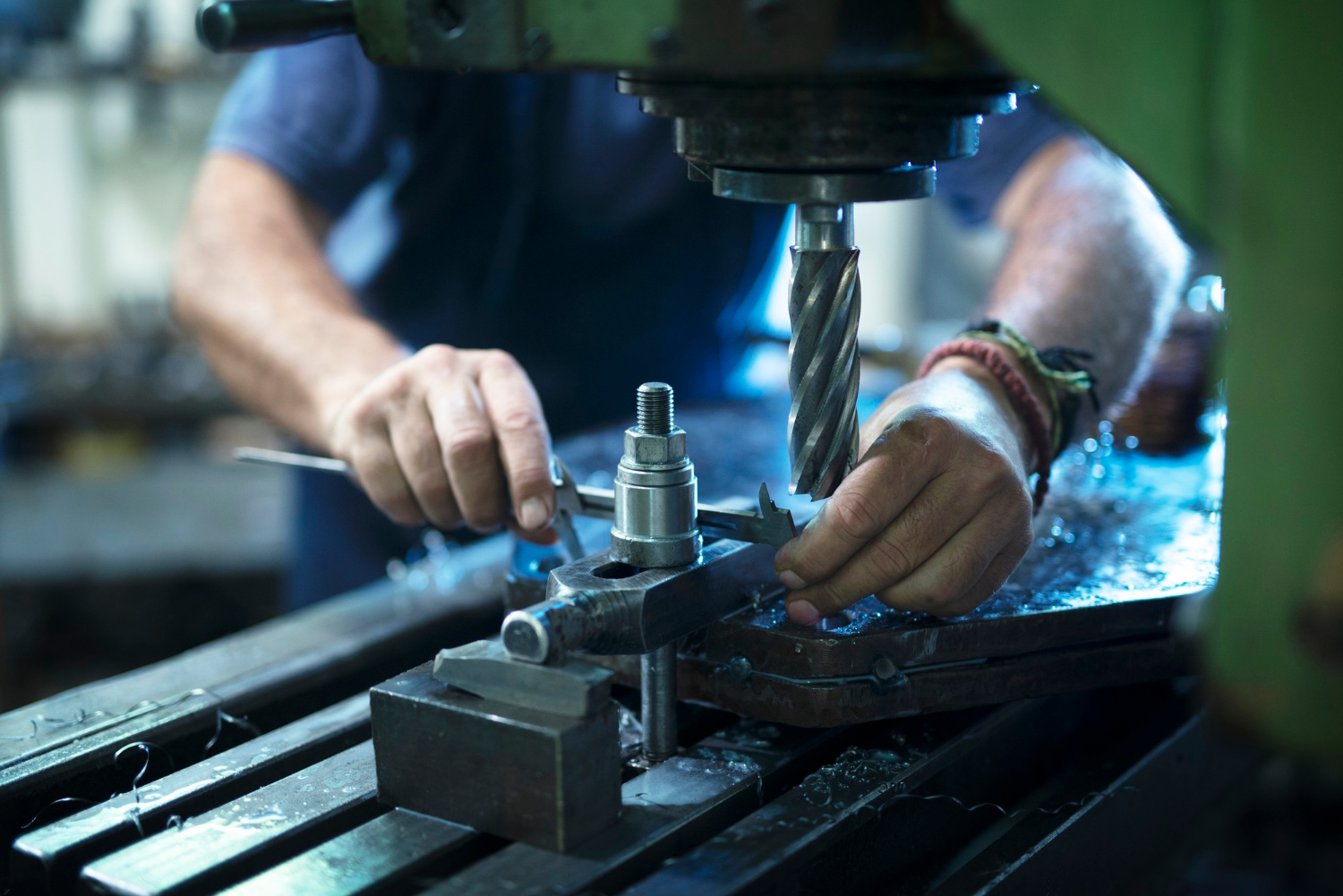 trabajador-funcionamiento-maquina-industrial-taller-metal